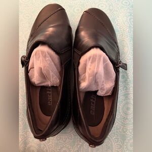 Earth Black Leather Slip-On Loafers with Subtle Stitching